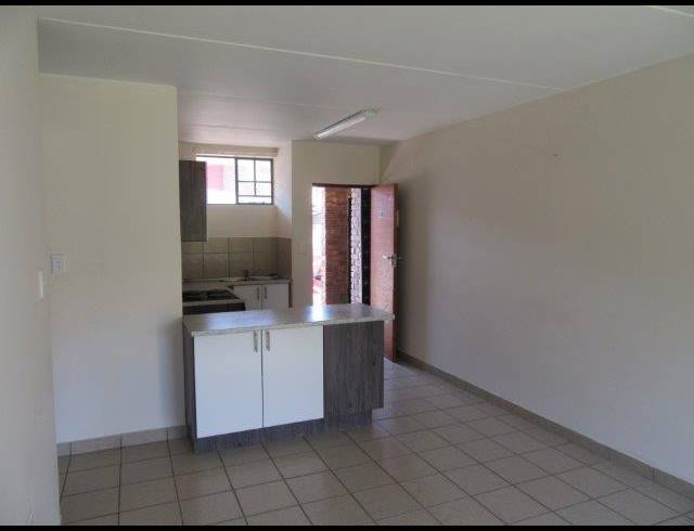 2 BEDROOM TOWNHOUSE FOR SALE IN ROOIHUISKRAAL NORTH